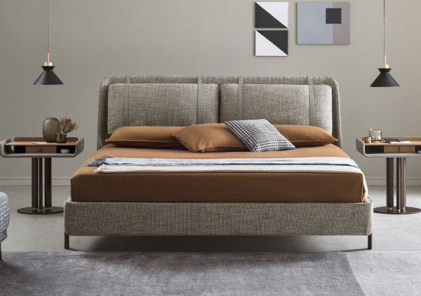 Ranjang Kayu Mewah dengan Headboard Bersudut